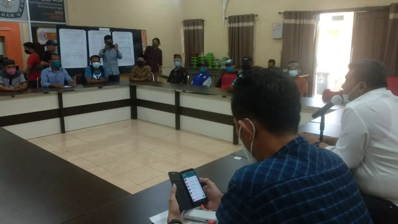 Warga Desa Mata Bondu, mengembalikan kertas suara jelang Pilkada Konawe Selatan, Selasa (8/12/2020).(Liputan6.com/Ahmad Akbar Fua)