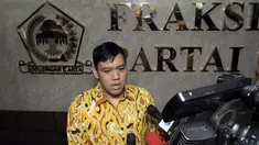 Dave Laksono anggota Partai Golkar dari kubu Munas Ancol memberikan keterangan kepada awak media terkait kisruh perebutan ruang fraksi di kantor fraksi P.Golkar, Komplek Parlemen, Senayan, Jakarta, Jum'at (27/3/2015). (Liputan6.com/Andrian M Tunay)