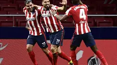 Penyerang Atletico Madrid, Luis Suarez (tengah) berselebrasi dengan rekannya usai mencetak gol ke gawang Celta Vigo pada pertandingan lanjutan La Liga Spanyol di stadion Wanda Metropolitano di Madrid, Spanyol, Selasa (9/2/2021). Suarez mencetak dua gol dipertandingan ini. (AP Photo/Jose Breton)