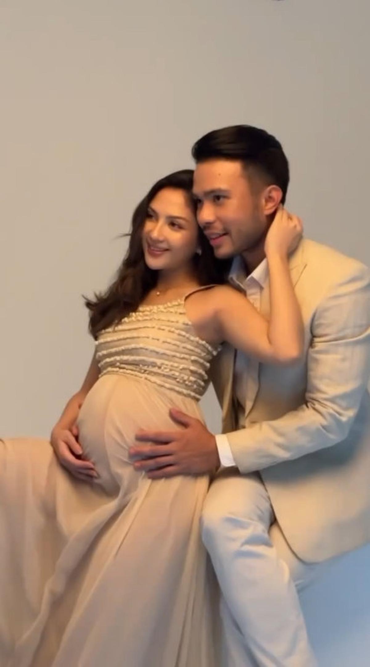 Dalam sesi pemotretan ini, keduanya kompak mengenakan busana berwarna nude, menciptakan harmoni visual yang memukau.
