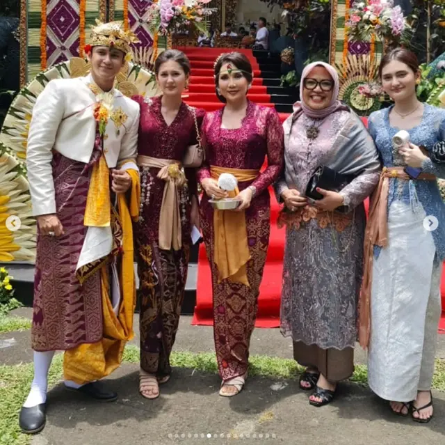 6 Potret Zoe Abbas dampaingi Antonio Blanco Jr jalani upacara potong gigi, turut ajak sang ibu