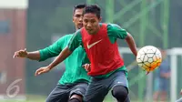 Gelandang Timnas Indonesia U-22, Evan Dimas Darmono berebut bola saat melakoni internal game di Lapangan SPH Karawaci, Tangerang, Banten, Rabu (10/5). Internal game ini bagian persiapan menuju TC di Bali. (Lipiutan6.com/Helmi Fithriansyah)