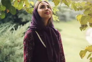 Model Baju Lebaran Warna Burgundy (credit: unsplash/Mohammadreza Nasimi)