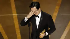 Ekspresi Ke Huy Quan saat berpidato menerima Piala Oscar kategori Pemeran Pendukung Pria Terbaik di atas panggung Academy Awards ke-95 di Dolby Theatre di Hollywood, California, Minggu (12/3/2023). Ke Huy Quan adalah seorang aktor berkebangsaan Amerika Serikat dan berdarah Vietnam yang lahir pada 20 Agustus 1971. (Kevin Winter/Getty Images/AFP )
