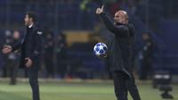 Pelatih Manchester City, Pep Guardiola, saat melawan Shakhtar Donetsk pada laga Liga Champions di Stadion Metalist, Selasa (23/10/2018). Shakhtar Donetsk kalah 0-3 dari Manchester City. (AP/Efrem Lukatsky)