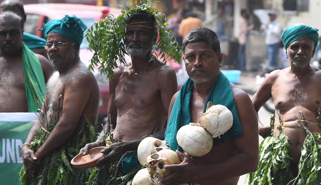 Petani Tamil Nadu menggelar unjuk rasa di New Delhi, Kamis (16/3). Mereka meminta pemerintah untuk menyelesaikan sengketa antar petani Tamil Nadu dengan Karnataka. (AFP PHOTO / Prakash SINGH)  