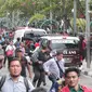 Sejumlah warga lari berhamburan seusai mendengar isu bom yang akan kembali meledak pasca terjadinya ledakan yang terjadi di Pos polisi dekat pusat perbelanjaan Sarinah, Jalan Thamrin, Jakarta, Kamis (14/1). (Liputan6.com/Angga Yuniar)