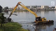 Petugas menggunakan alat berat melakukan proses pengerukan Waduk Pluit, Jakarta, Jumat (19/5). Pemprov DKI Jakarta terus melakukan pengerukan dan pembersihan Waduk Pluit. (Liputan6.com/Helmi Fithriansyah)