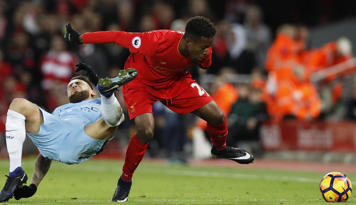 Penyerang Liverpool, Divock Origi, berusaha melewati bek Manchester City, Nicolas Otamendi, pada laga Liga Inggris di Stadion Anfield, Inggris, Sabtu (31/12/2016). (Reuters/Carl Recine)
