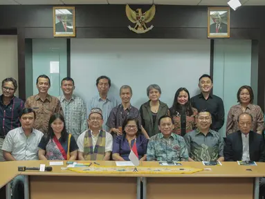 Direktur SCM sekaligus Presiden Direktur Indosiar, Imam Sudjarwo (depan ketiga kanan) bersama jajaran SCM/Emtek Group foto bersama saat silatuhrami dengan Persekutuan Gereja-gereja Indonesia (PGI), Jakarta, Rabu (31/7/2019). (Liputan6.com/Faizal Fanani)