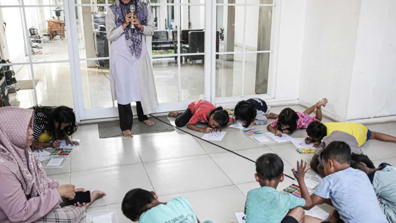 Badan Penanggulangan Bencana Daerah (BPBD) Provinsi DKI Jakarta memberikan bantuan layanan dukungan psikososial kepada anak-anak penyintas kebakaran Manggarai di Jalan Manggarai Utara 2, RT 01/01, Kelurahan Manggarai, Tebet, Jakarta, Minggu (17/12/2023).