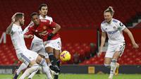 Striker Manchester United, Anthony Martial (tengah), melepaskan tendangan diantara tiga pemain Leeds United dalam laga lanjutan Liga Inggris 2020/21 pekan ke-14 di Old Trafford Stadium, Minggu (20/12/2020). Manchester United menang 6-2 atas Leeds United. (AFP/Clive Brunskill/Pool)