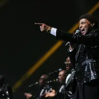 The Temptations Revue feat Glenn Leonard ajak penonton BNI Java Jazz Festival 2022 berdansa dengan tembang-tembang terbaik. (Adrian Putra/Fimela.com)