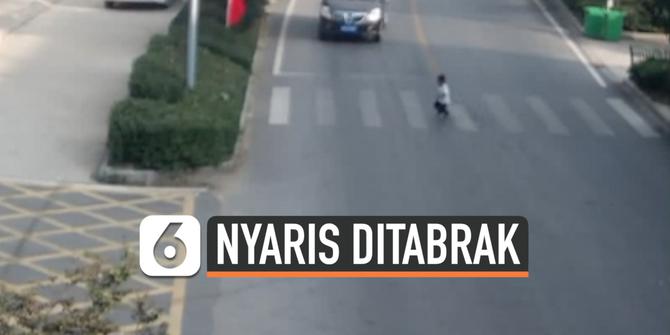 VIDEO: Menyeberang Sendirian, Bocah 5 Tahun Nyaris Ditabrak Minibus