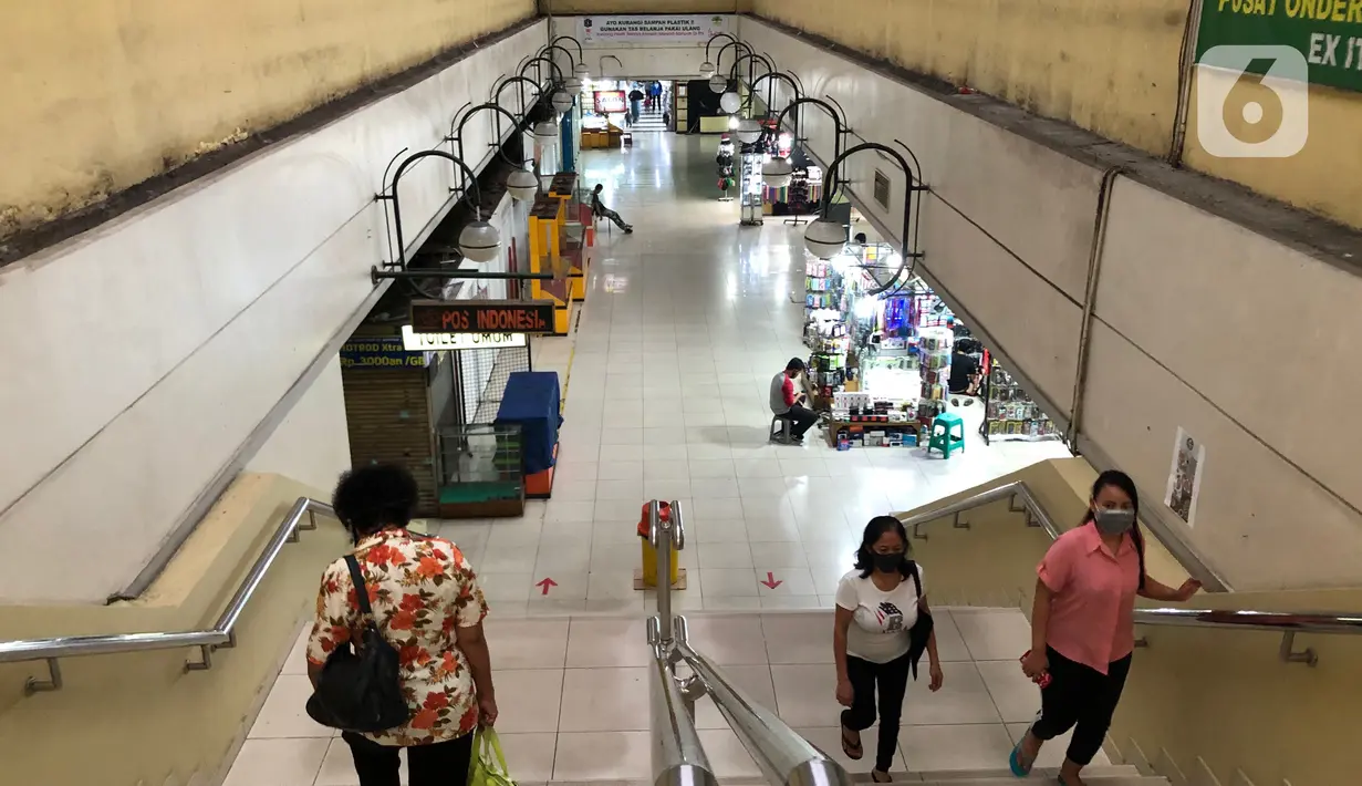 Pengunjung melintas di kawasan Blok M Mall, Jakarta Selatan, Kamis (26/11/2020). Mal yang pernah berjaya pada era 1990-an sampai 2000-an tersebut kini telah sirna, ditambah adanya pandemi covid-19 yang memerparah keadaan. (Liputan6.com/Immanuel Antonius)