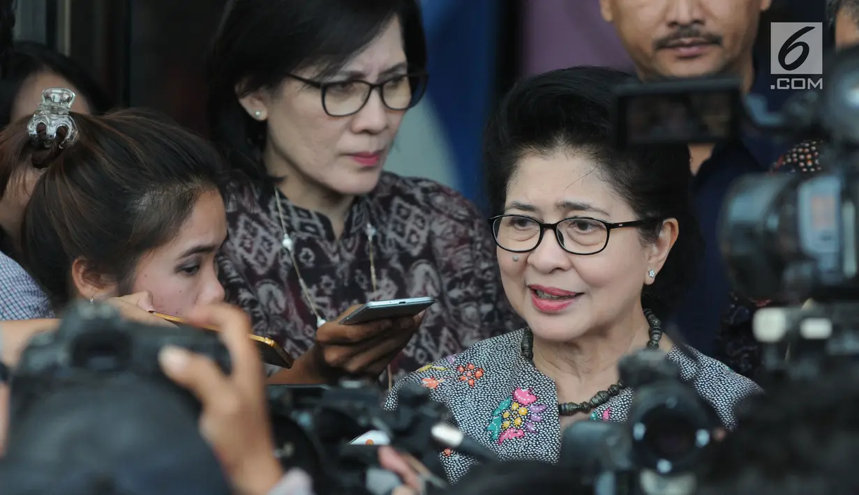 Menkes Nila Moeloek menjawab pertanyaan wartawan usai melakukan pertemuan tertutup di Gedung KPK, Jakarta, Rabu (21/8/2019). pertemuan sebagai tindak lanjut dalam perbaikan sektor tata kelola kesehatan dalam kajian yang telah dilakukan KPK. (merdeka.com/Dwi Narwoko)