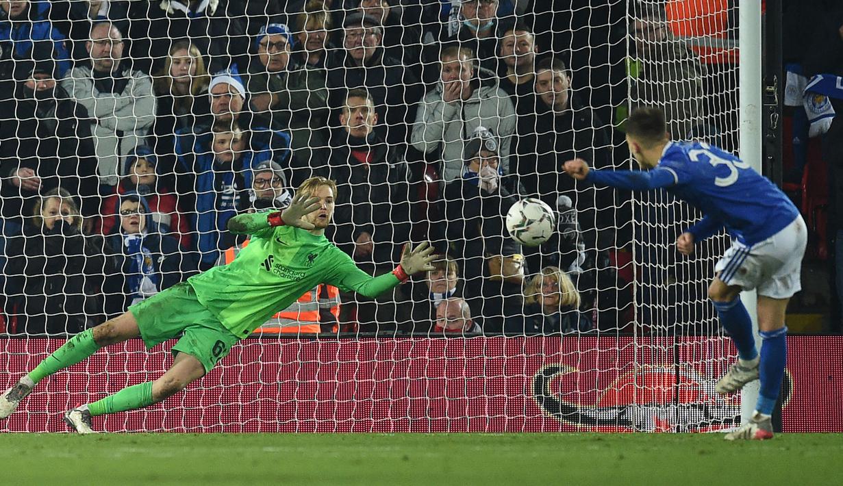 Awalnya, kedua tim mengawali babak adu penalti dengan baik hingga skor 3-3. Memasuki tendangan keempat Leicester City, Caoimhin Kelleher baru mengeluarkan aksi magisnya. Dirinya berhasil menahan tendangan yang dilesatkan oleh Luke Thomas. (AFP/Oli Scarff)