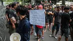 Pengemudi online individu yang tergabung dalam GERHANA (Gerakan HAntam aplikasi Nakal) menggelar aksi di kantor pusat Grab, kawasan Kuningan, Jakarta, Senin (29/10). Dalam aksinya ini mereka mengusung sejumlah tuntutan. (Liputan6.com/Faizal Fanani)