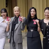 BLINK patut bangga, sebab grup K-Pop BLACKPINK sukses meraih gelar kehormatan MBE dari  Raja Charles. [twitter/BBBU_BLACKPIN/BLACKPINKGLOBAL]