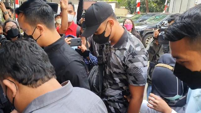 Komisi Nasional Hak Asasi Manusia (Komnas HAM) memeriksa satu ajudan serta asisten rumah tangga (ART) Irjen Pol Ferdy Sambo hari ini, Senin, (1/8/2022) untuk mengusut kasus penembakan Brigadir J.