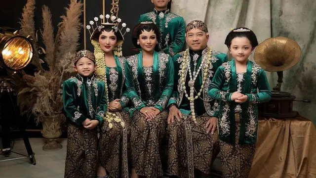 Potret Kompak 6 Keluarga Artis Tanah Air Pakai Baju Adat, Anggun dan Gagah