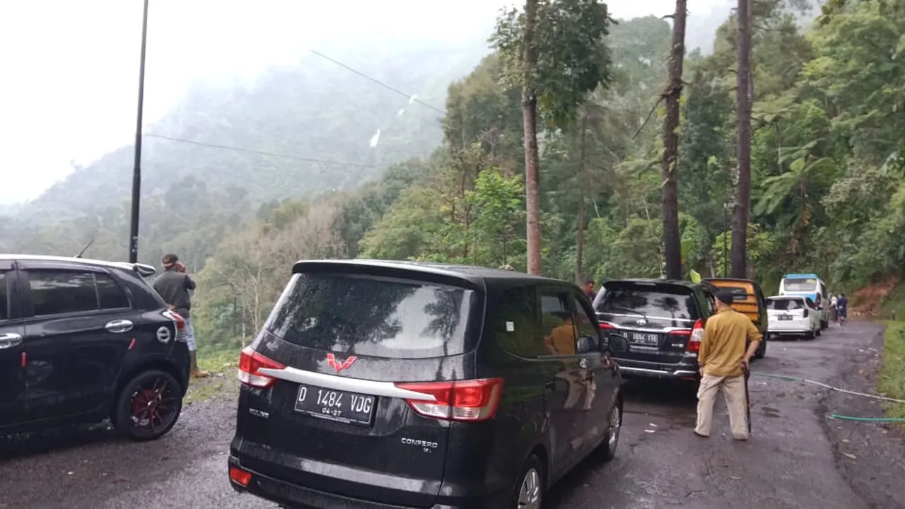 Antrian kendaraan di kawasan Gunung Gelap kecaatan Cisompet, Garut, Jawa Barat setelah material menutup akses jalur ke wilayah Garut Selatan tersebut. (Liputan6.com/Jayadi Supriadin)