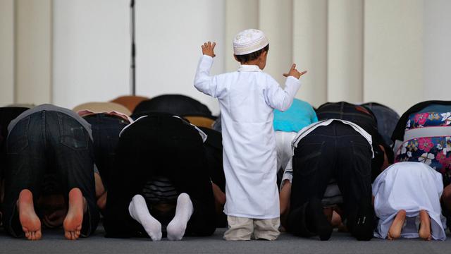 Tingkah Bocah yang Bikin Gemas Ketika Salat Tarawih di Masjid