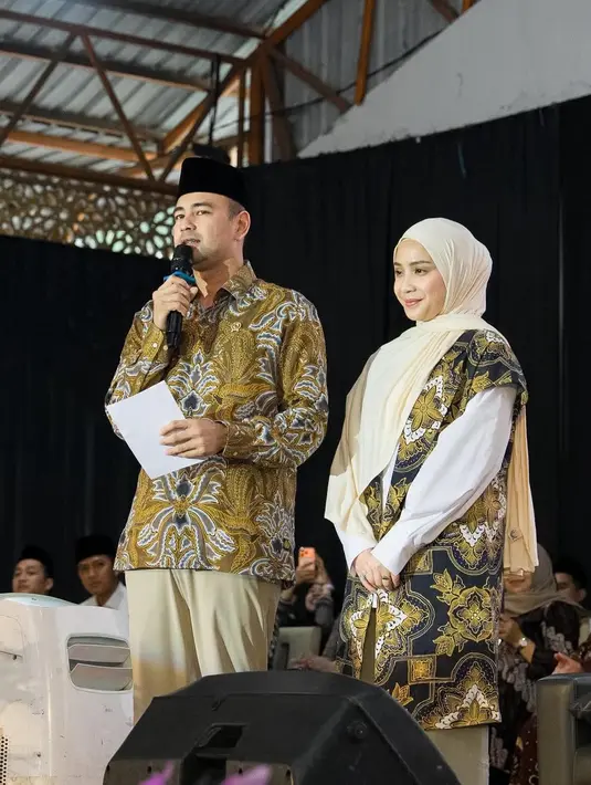 Penampilan ini tentu berbeda bagi Nagita yang selama ini tampil tidak mengenakan hijab. Hijab tersebut dipadukan pakaian formal. [@raffinagita1717]