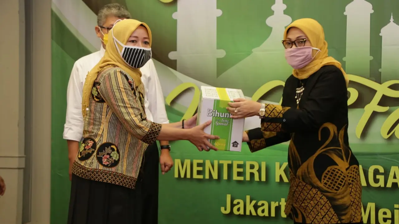 Menaker Ida Bagikan 6.250 Paket Sembako Bagi Serikat Pekerja/Buruh