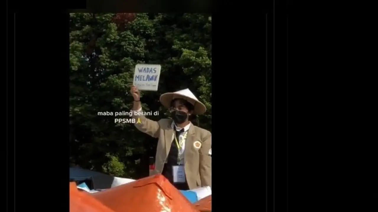 Poster bertuliskan 'Wadas Melawan' nampak terlihat saat Gubernur Jawa Tengah Ganjar Pranowo berorasi di acara mahasiswa baru Universitas Gadjah Mada (UGM) Yogyakarta.