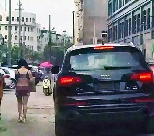 Ketika istri berjalan menunduk karena malu, suami mengawasi dari dalam mobil di belakangnya | Photo: Copyright dailymail.co.uk