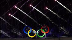 Kembang api mewarnai pembukaan Olimpiade Rio 2016 di Stadion Maracana, Rio de Janeiro, (5/8/2016). (AFP/Martin Bernetti)