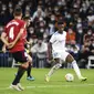 Pemain Real Madrid Vinicius Junior mencoba menerobos pertahanan Osasuna saat pertandingan La Liga Spanyol di Santiago Bernabeu, Madrid, Kamis (28/10/2021) dini hari WIB. (AP Photo/Jose Breton)