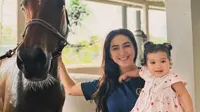 Bikin Gemas, Momen Nabila Syakieb Ajak Humaira Anak Zaskia Sungkar Interaksi dengan kuda