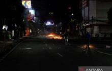 Fakta Menarik Demo Surabaya: Polisi Bentuk Barikade Kuat di Polsek Tegalsari Halau Massa Ojol