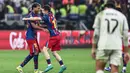 Trofi Super Spanyol akhirnya direngkuh Barcelona setelah pertarungan dramatis melawan Real Madrid. Tampak dalam foto, penyerang Barcelona bernomor, Lamine Yamal dan Marc Casado merayakan kemenangan usai memenangkan pertandingan final Piala Super Spanyol melawan Real Madrid di King Abdullah Sports City Stadium, Jeddah pada Minggu 11 Januari 2026 waktu setempat atau Senin 12 Januari 2026 dini hari WIB. (Fadel SENNA/AFP)