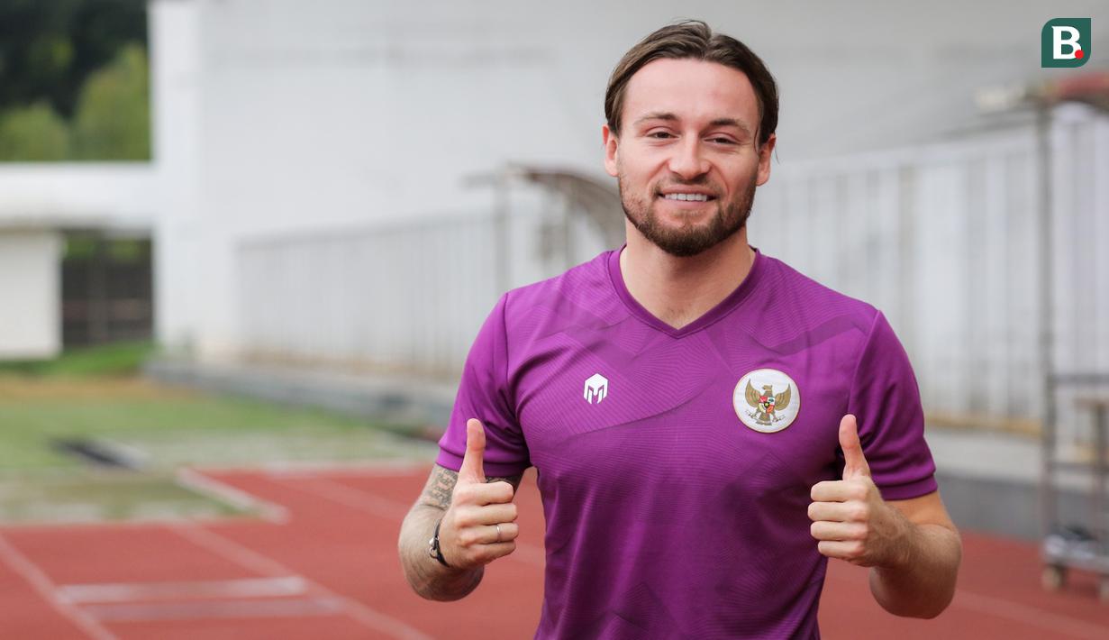 Pemain Timnas Indonesia U-23, Marc Klok berpose didepan wartawan saat latihan untuk persiapan SEA Games 2021 di Stadion Madya, Senayan, Jakarta, Selasa (12/04/2022) sore WIB. Skuat Garuda Muda rencananya akan berlaga di Hanoi pada 6-22 Mei 2022. (Bola.com/Bagaskara Lazuardi)