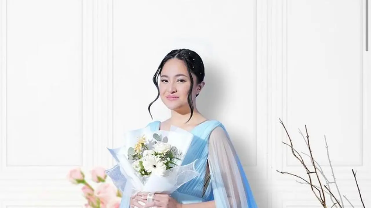 Marshanda posting foto mengenakan gaun berwarna biru muda bak prewedding. (Source: Instagram @marshanda99)