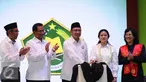 Menteri Agama, Lukman Hakim Saifuddin (tengah) bersama Menko PMK, Puan Maharani menekan tombol Deklarasi Gerakan Nasional Revolusi Mental Dimulai dari Pendidikan di Senayan, Jakarta, Selasa (15/12/2015). (Liputan6.com/Helmi Fithriansyah)