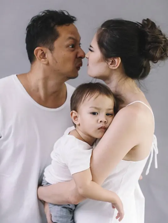 Anak pertama Ringgo Agus Rahman, Bjorka pada Februari mendatang genap berusia dua tahun. Bersama istri, Sabai Morscheck kini lebih selektif dalam memilih tempat untuk hangout. Selain itu, saat akan bepergian melihat moodnya Bjorka. (Instagram/sabaidieter)