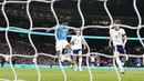 Pemain Brasil, Endrick, mencetak gol ke gawang Inggris dalam laga persahabatan di Stadion Wembley, Minggu (24/3/2024). (AP Photo/Alastair Grant)