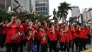 Umat Nasrani memainkan alat musik shofar saat tampil dalam acara Christmas Carol di kawasan Bunderan HI, Jakarta, Jumat (20/12/2019). Alat musik ini terbuat dari tanduk rusa Afrika, cara meniupkannnya bisa dengan nada pendek dan panjang yang memiliki makna yang berbeda. (Liputan6.com/Johan Tallo)