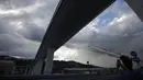 Tim aerobatik Angkatan Udara Italia, Frecce Tricolori (Panah Tiga Warna), terbang di atas Jembatan Saint George Genoa baru di Genoa, Italia, Senin (3/8/2020). Jembatan tersebut dibangun untuk menggantikan viaduk yang ambruk dua tahun lalu dan menewaskan 43 orang. (Xinhua/Stringer)