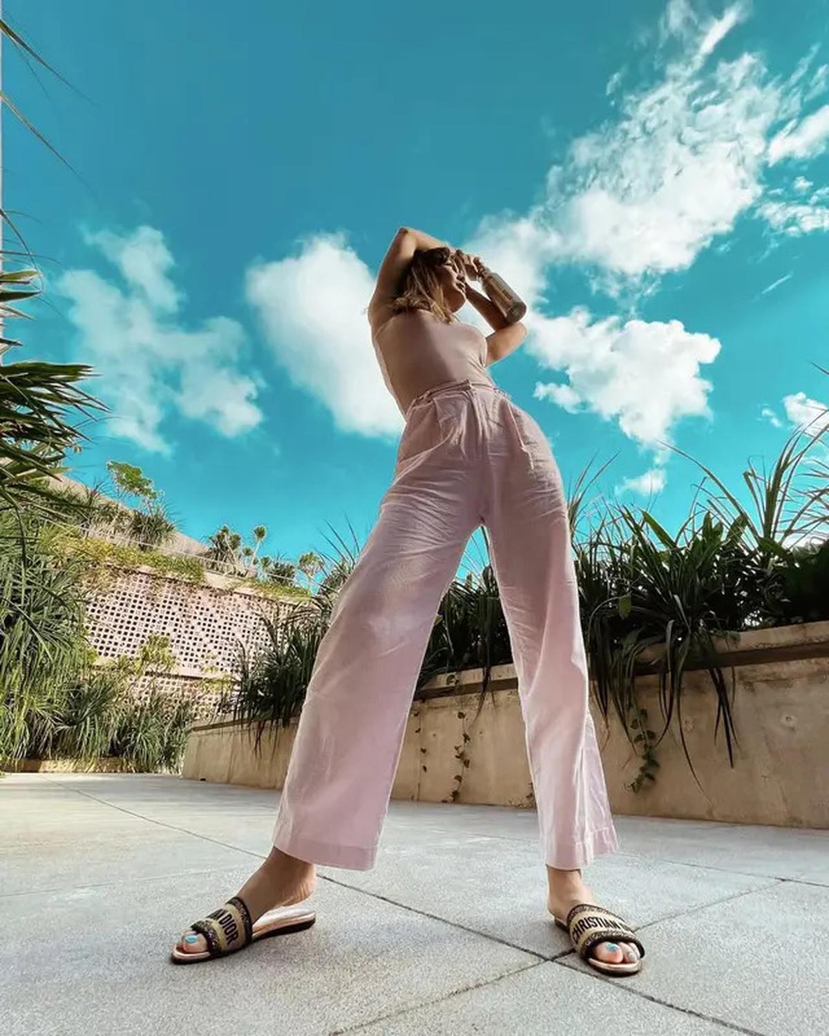 11 Inspirasi Outfit dengan Sandal ala Luna Maya, Cocok Ditiru untuk Liburan