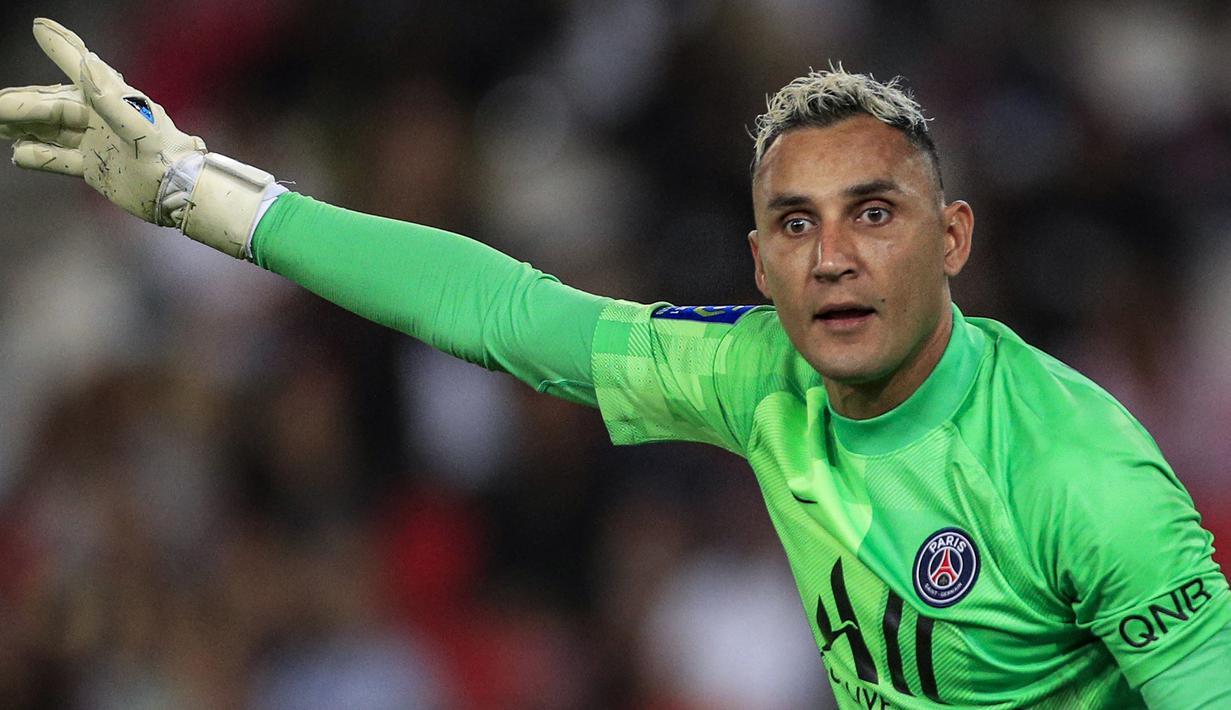 Keylor Navas. Setelah 5 musim membela Real Madrid mulai 2014/2015 hingga 2018/2019, kiper berusia 34 tahun ini hijrah ke PSG pada awal 2019/2020 akibat kalah bersaing dengan Thibaut Courtois. Kini, dengan status sebagai kiper utama PSG, ia siap menantang Thibaut Courtois. (AFP/Sameer Al-Doumy)