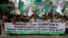 Massa dari Front Pemuda Anti Korupsi berunjuk rasa di depan Gedung KPK, Jakarta, Selasa (7/7/2015). Dalam aksinya mereka menuntut KPK mengusut korupsi yang terjadi di Kota Bekasi. (Liputan6.com/Helmi Afandi)