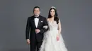 Valencia sendiri tampil cantik layaknya princess dibalut dress pengantin berwarna putih dan sebuah tiara.