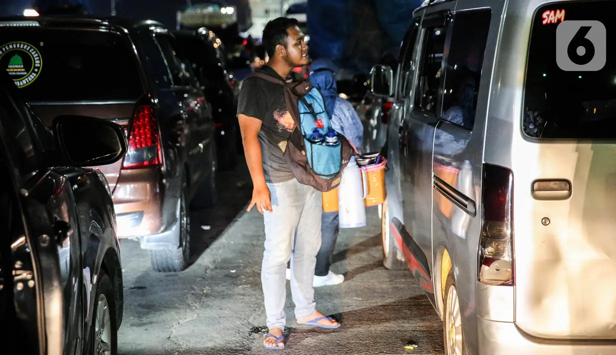 Beberapa makanan dan minuman siap saji mereka tawarkan kepada pengemudi maupun penumpang yang sedang menanti waktu masuk kapal penyeberangan. (Liputan6.com/Faizal Fanani)