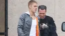 Saat itu Justin terlihat mengenakan jaket bomber berwarna hitam yang dipadukan dengan hoodie berwarna abu-abu dan sweatpantsnya. Justin yang terlihat memakai sneakers berwarna putih tengah fokus pada ponselnya. (Instagram/justinbiebertracker)
