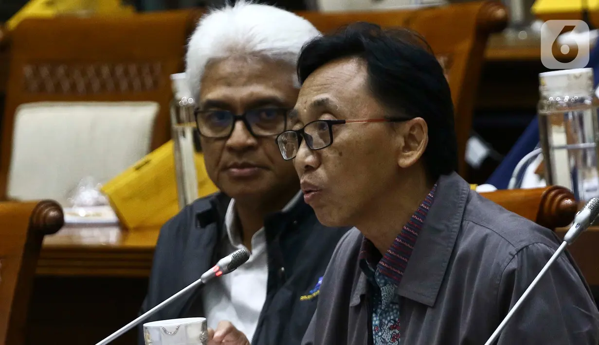 Kepala Batan, Anhar Riza Antariksawan (kanan) memberikan paparan saat mengikuti Rapat Dengar Pendapat dengan Komisi VII DPR di Kompleks Parlemen Jakarta, Kamis (20/2/2020). Rapat membahas temuan radiasi radioaktif di Perumahan Batan Indah, Tangerang Selatan. (Liputan6.com/Johan Tallo)